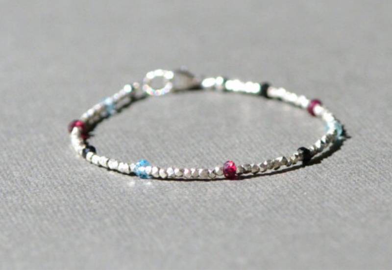 Hill Tribe Silber Edelstein-Armband Granat, Aquamarin, Spinell von AlaskaDaisy