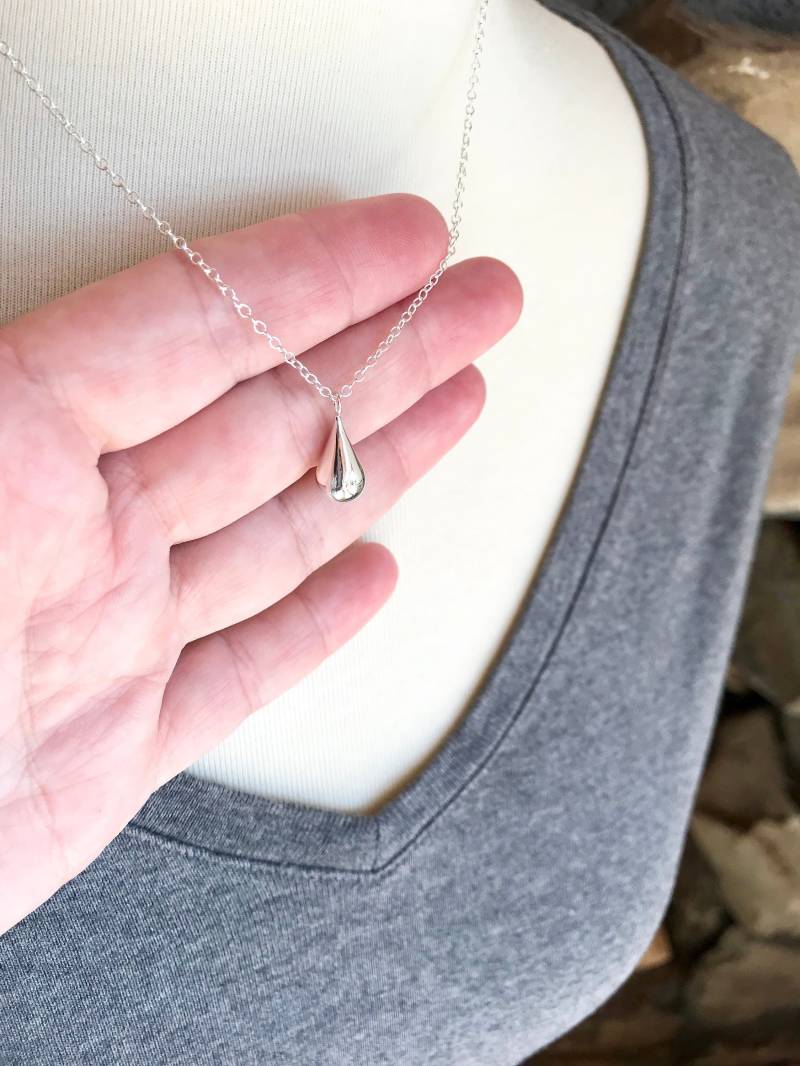 Kleine Regentropfen Halskette, Silber Tröpfchen, Sterling Anhänger, Wassertropfen Kleine Puffed Tropfen, Minimal Modern, Glänzend Geschwollen von AlaskaDaisy