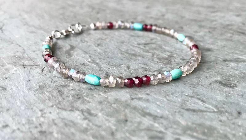 Labradorit Armband, Blue Flash, Boho Skinny Stacking, Edelstein Kleine Graue Steine, Sterling Silber, Granat Türkis von AlaskaDaisy