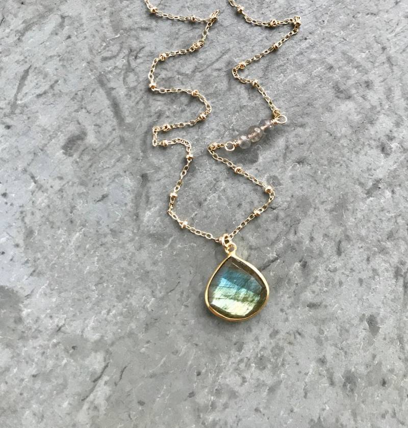 Labradorit Halskette, Gold Filled Satelliten Kette, Auffälliger Stein, Anhänger Mit Lünette Gerahmt, Sterling Silber Perlen Schmuck von AlaskaDaisy