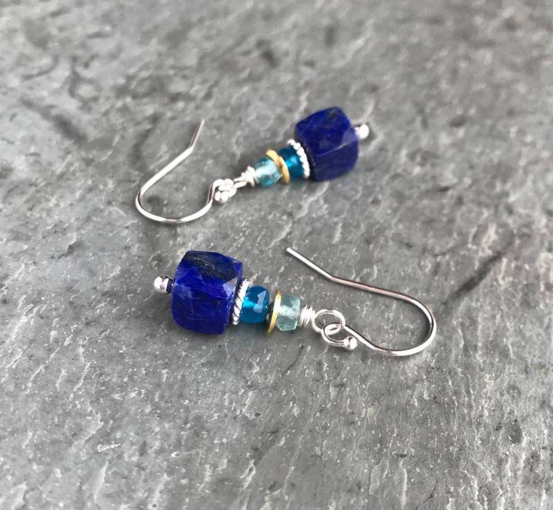 Lapis Ohrring, Sterling Silber, Blauer Edelstein Tropfen Mixed Metal Design, Königsblaue Steine, Würfelform Lapis, Zierliche Blaue Ohrring von AlaskaDaisy