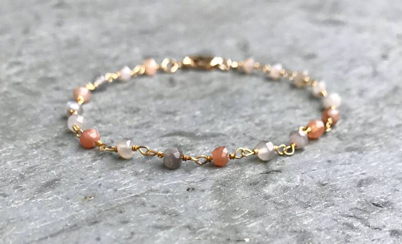 Mondstein Armband, Pfirsich Und Grau Mondsteine, Kleine Steine, Boho Gold Rosenkranz Kette, Draht Gewickelt Edelsteine, Fill, Zierlich von AlaskaDaisy