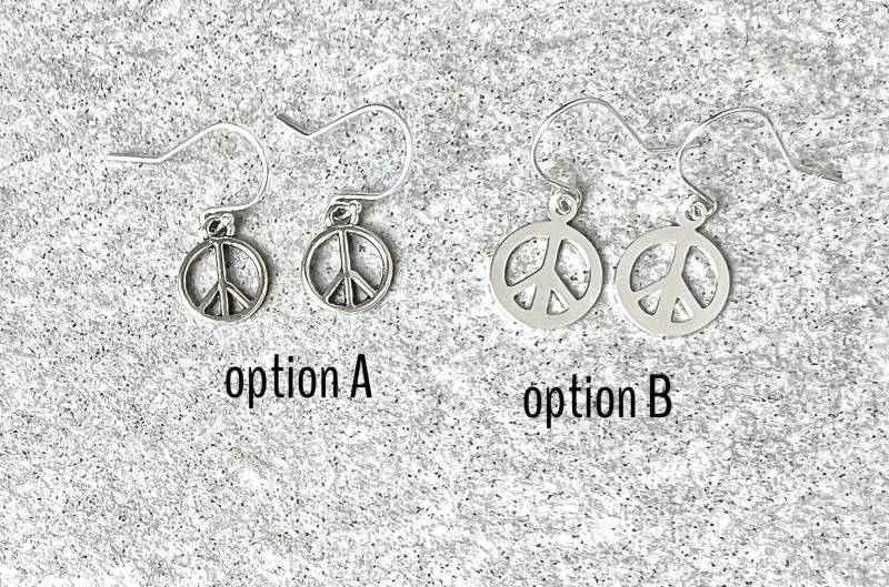 Peace Zeichen Ohrringe, Sterling Silber, Symbol Charm, Zierlich Minimal Einfach, Frieden Schmuck, Hippie Blumenkind Groovy, Weltfrieden von AlaskaDaisy