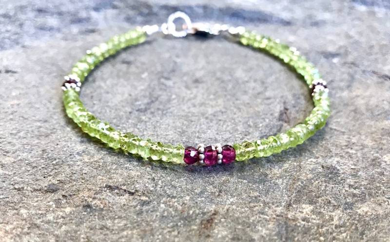 Peridot Granat Armband, Sterling Silber, Edelsteine, Boho August Birthstone, Lime Grün Steine, Perlen Armband von AlaskaDaisy