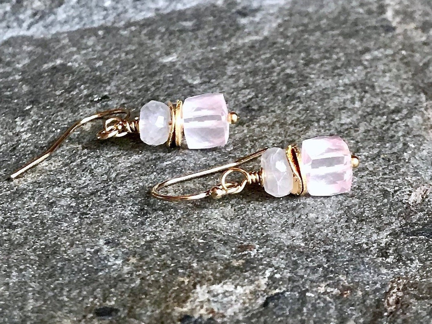 Rosenquarz Ohrring, Silber Oder Gold, Mondstein Edelstein Würfel, Tropfen Baumeln, Rosa Quarz, Hübsche Stein Ohrringe von AlaskaDaisy