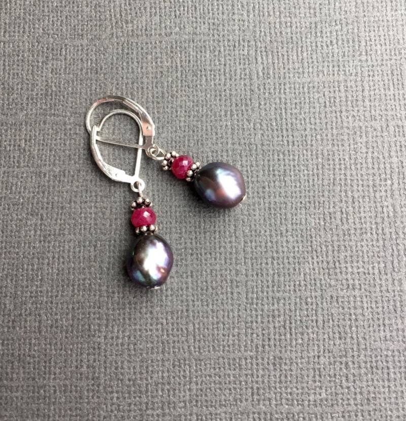 Rubin Und Pfau Perle Sterling Silber Ohrringe von AlaskaDaisy