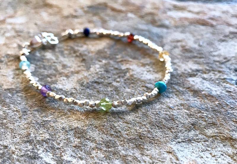 Silber Armband Mit Edelsteinen, Hill Tribe Feinsilber, Zierliches Edelstein Armband, Mager Stapel 7 Edelsteine, Geburtsstein von AlaskaDaisy