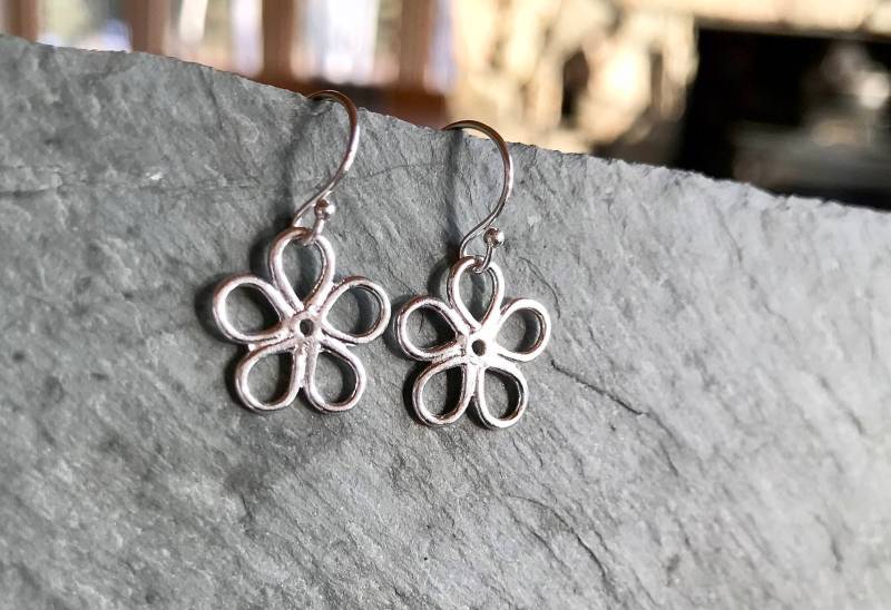 Silber Gänseblümchen Ohrring, Sterling Gänseblümchen, Kleine Blume Charme Mit 5 Blütenblättern, Minimal Silber, Geschenk Für Krankenschwester Preis von AlaskaDaisy