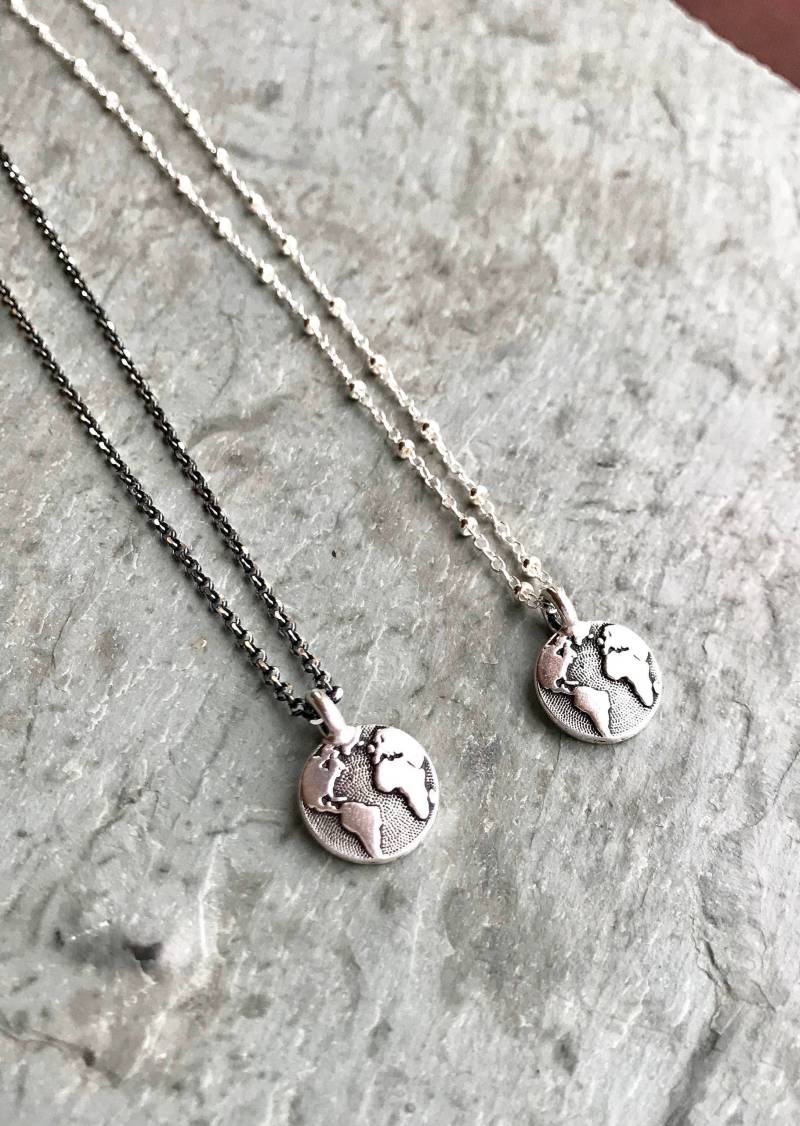 Silber Globus Halskette, Runde Erde, Reise Charme, Welt Planet Mutter Erde Schmuck, Kleiner Runder von AlaskaDaisy