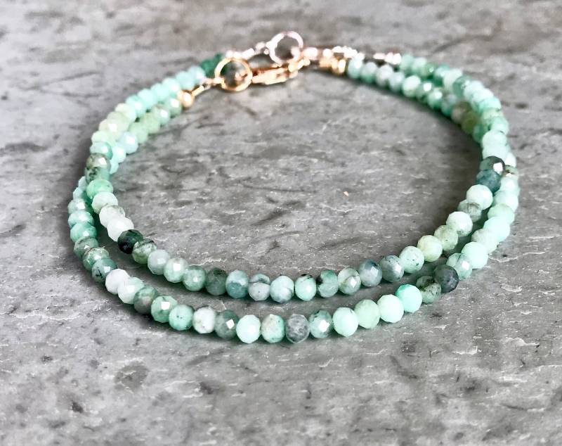 Smaragd Armband, Silber Oder Gold, Zierliche Stapel Kleine Grüne Perlen, Natürlicher Smaragd, Sakota Mai Birthstone von AlaskaDaisy