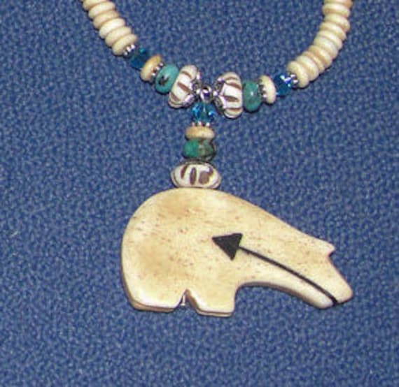 Zuni Knochen Bär Fetisch Halskette, Armband & Ohrring Set Zuni Knochen Bär Fetisch Halskette, Armband & Ohrring Set von AlaskaFurExchange