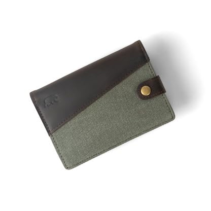 Alaskan MAKER - Kompakte Geldbörse XL – Vollnarbenleder & Baumwolle – 10 Karten, Geldscheine & Münzen – RFID-Schutz gegen Quetschungen – Magnetfach – Pull-Out-System, olivgrün, L8.5cm x H12cm, Modern von Alaskan MAKER