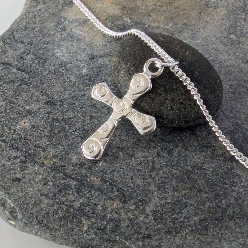 Recycelter Kreuzanhänger Aus Sterlingsilber Mit Spiralmuster Recycelter Kreuzanhänger Aus Sterlingsilber Mit Spiralmuster von AlbaCaraJewellery