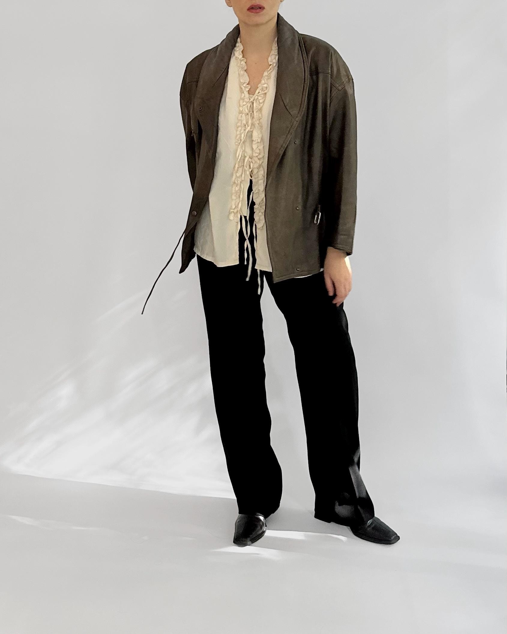 Vintage 1980Er Jahre Distressed Brown Rindsleder Lederjacke - Schalkragen Belted Wrap Style von AlbaVintageStudio