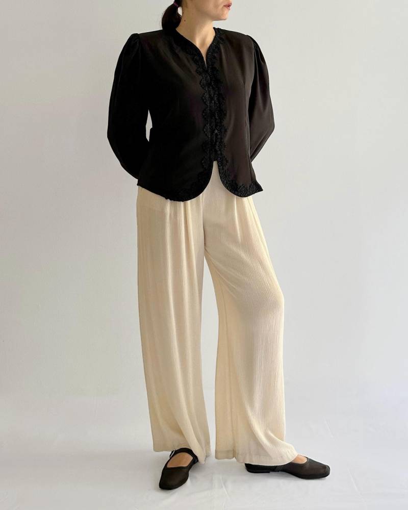 Vintage 80Er Jahre Schwarze Bluse Mit Spitzendetail von AlbaVintageStudio