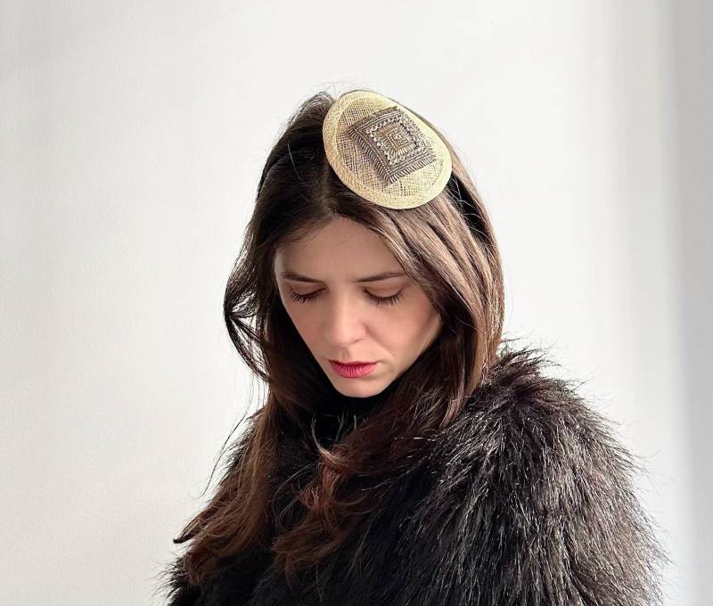 Vintage Creme Fascinator Auf Schwarzem Haarreif Mit Perlen Und Strasssteinen von AlbaVintageStudio