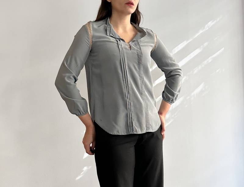 Vintage Y2K Graue Seidenbluse Mit Spitzeneinsätzen, Grösse M von AlbaVintageStudio