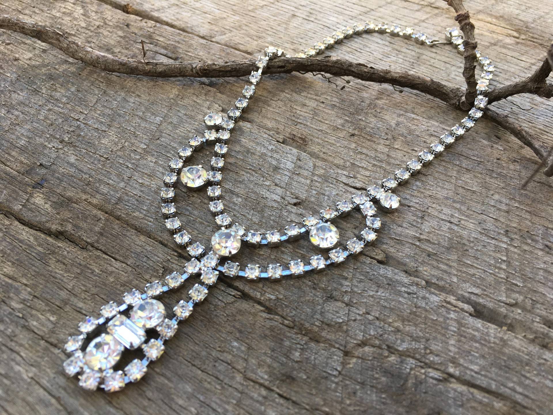 Vintage 1960S Silberfarbene Klare Strasssteine Bib-Förmige Verstellbare Halskette Mit Einem Tropfenanhänger | D-30 von AlbetremonVintage