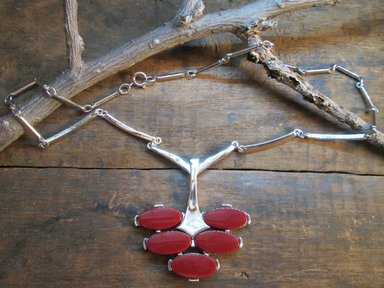 Vintage Sarah Coventry Silberfarbene Halskette Mit Rotwein Cabochon Anhänger | D-6 von AlbetremonVintage