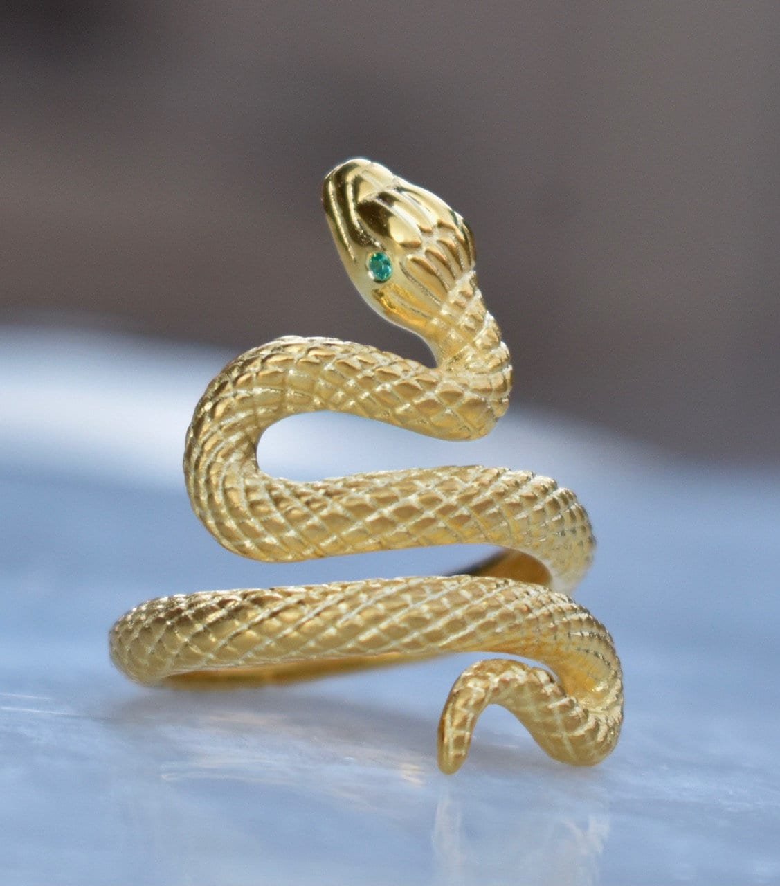 14K Gold Schlangenring Mit Smaragd Augen, Schlangen-Septumring, Zwei Fingerring Schlange, Wickelring Schlangenring, Handgefertigt von AlbrechtJewellery