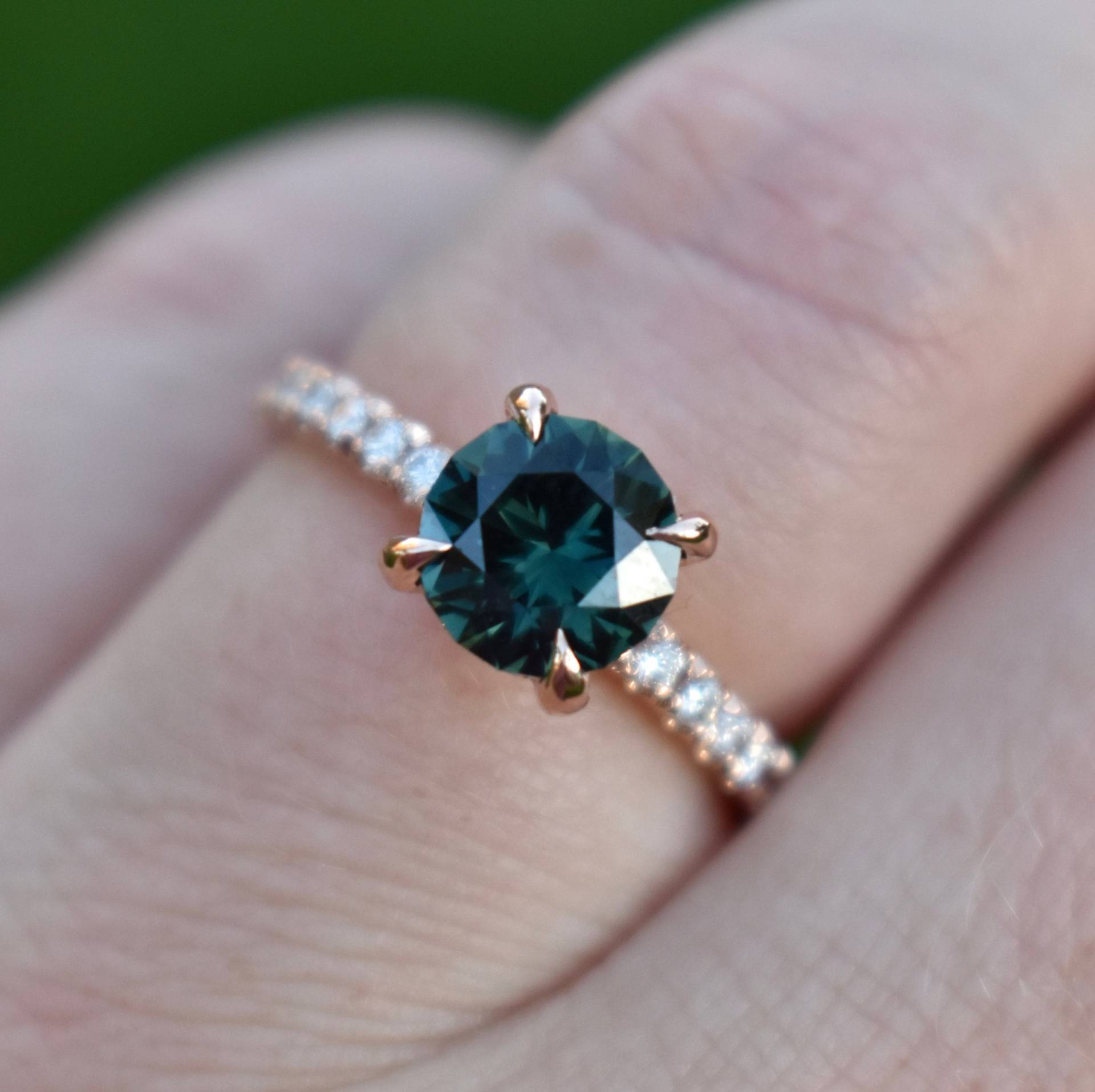 Grüner Saphir Und Diamant Verlobungsring Set 14K Roségold, Teal Versteckter Halo Verlobungsring, Blau Ring von AlbrechtJewellery