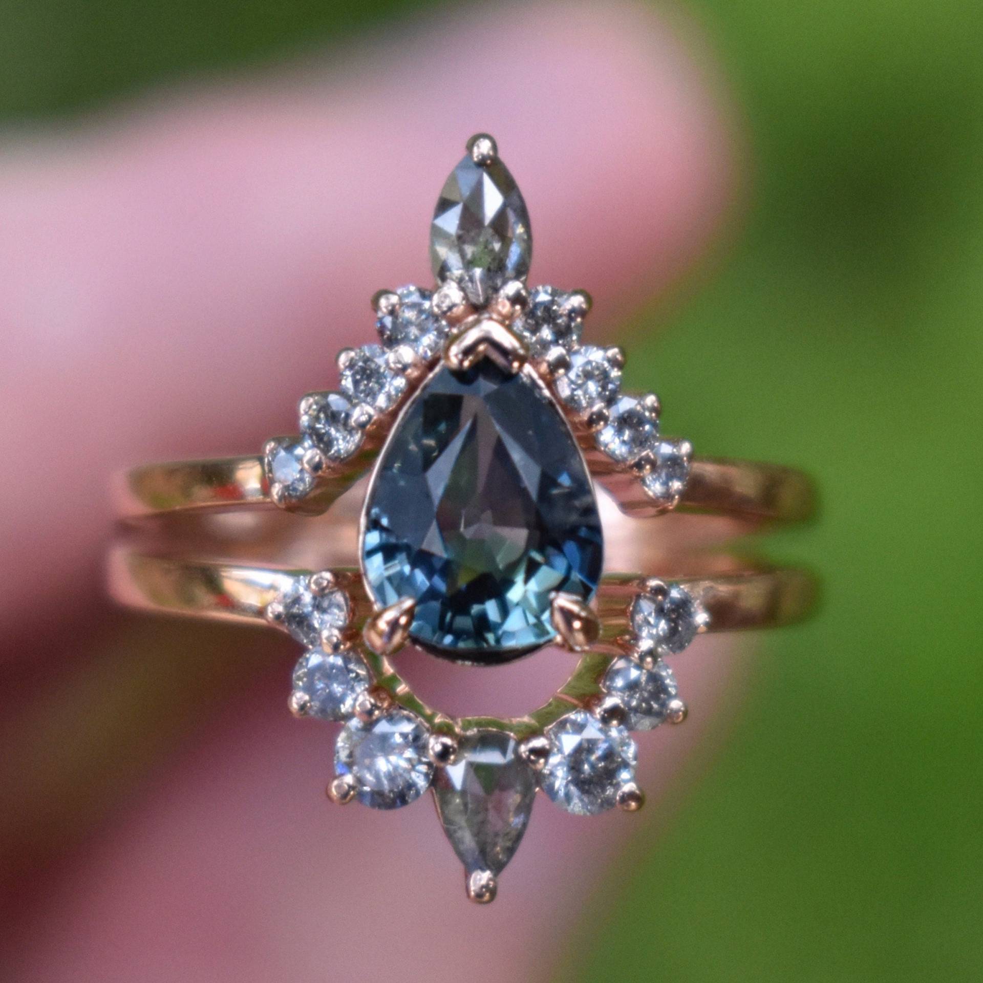 Teal Saphir Ring Set W/Salz Und Pfeffer Diamanten 14K Rose Gold, Birnenform Verlobungsring Set, Blau Grün von AlbrechtJewellery