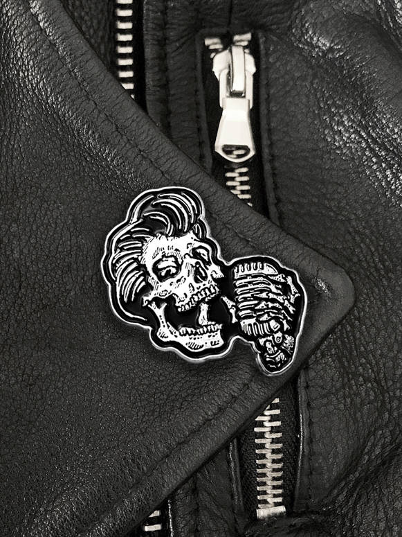 Rockabilly Greaser Pin - Schädel Mit Vintage Mikrofon von AlbrightIllustration
