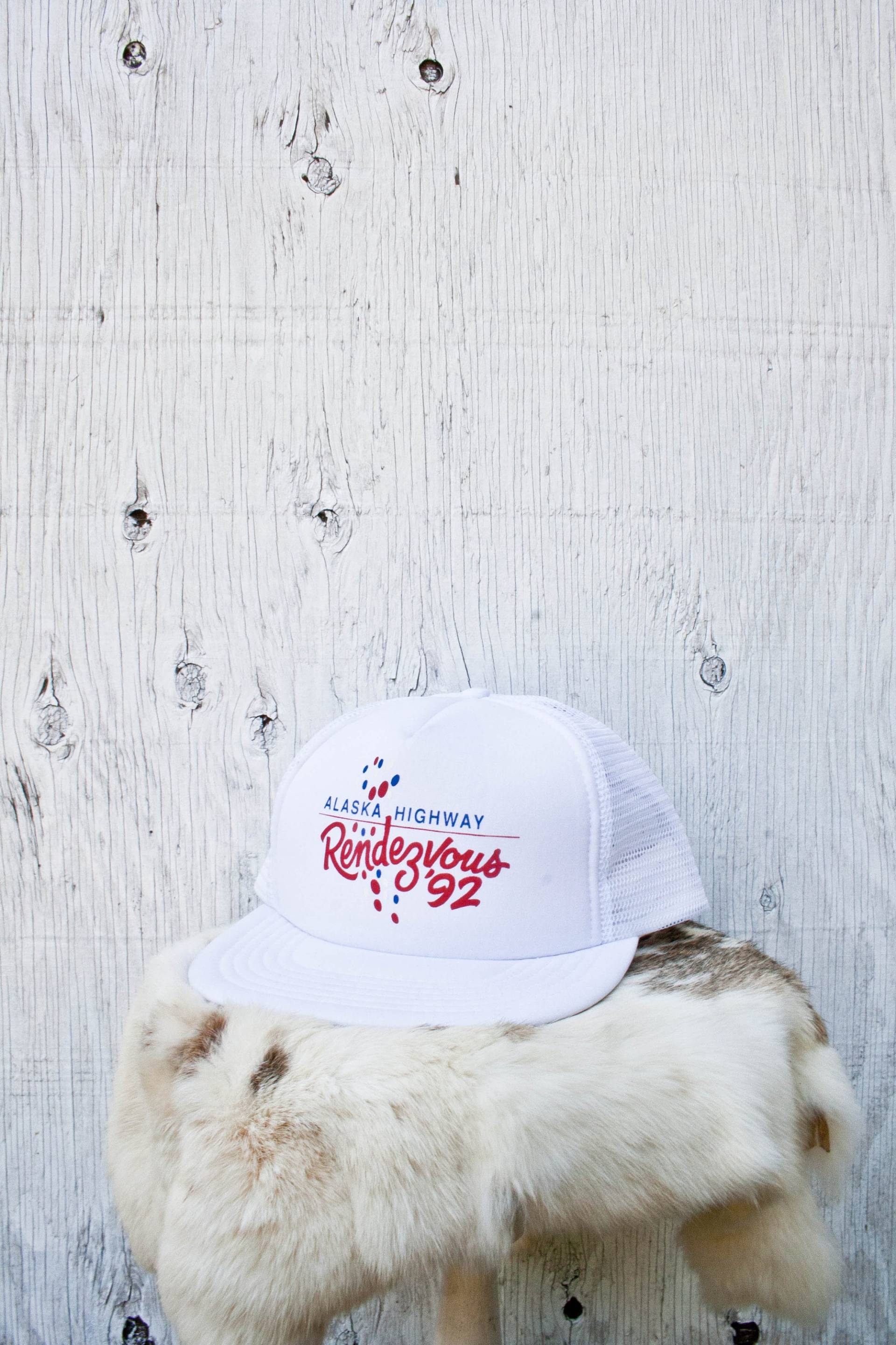 90Er Jahre Alaska Vintage Rendezvous Hut - Weiß Mesh Rückseite Vtg Snapback Baseball Cap Erwachsene Größe A 1992 Trucker von AlchemillaMercantile