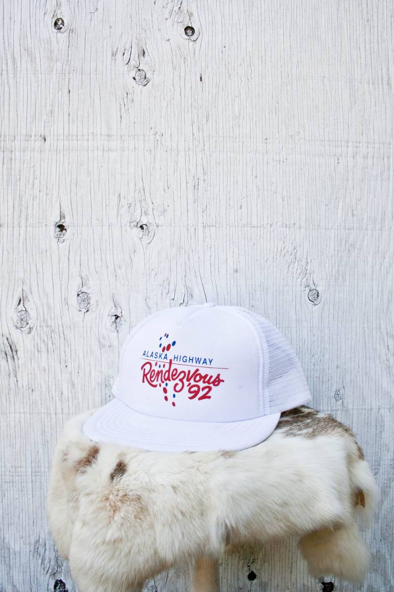 90Er Jahre Alaska Vintage Rendezvous Hut - Weiß Mesh Rückseite Vtg Snapback Baseball Cap Erwachsene Größe A 1992 Trucker von AlchemillaMercantile