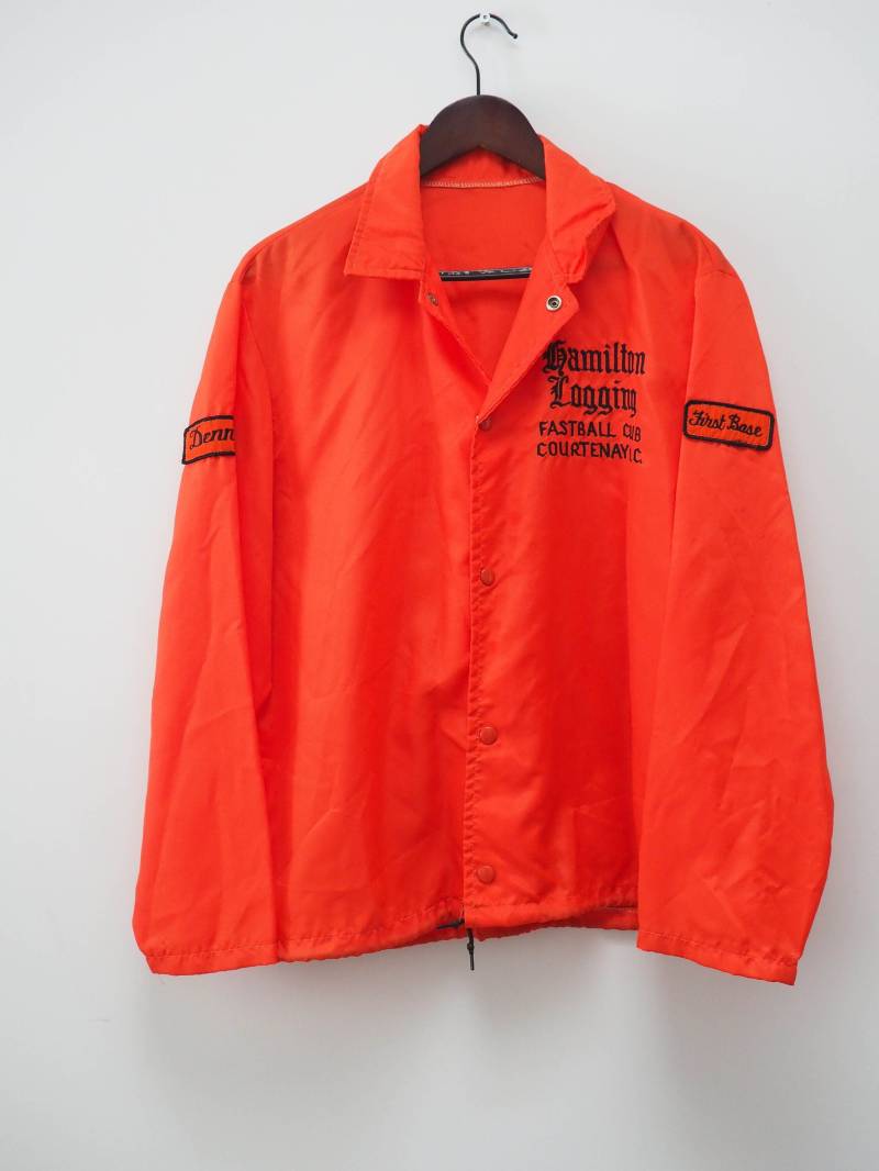 Leichte Mäntel Für Paare Mit Knöpfen - 2 Verfügbar Hamilton Logging Fastball Club Vtg Red Windbreaker Donna Oder Denny Patches von AlchemillaMercantile