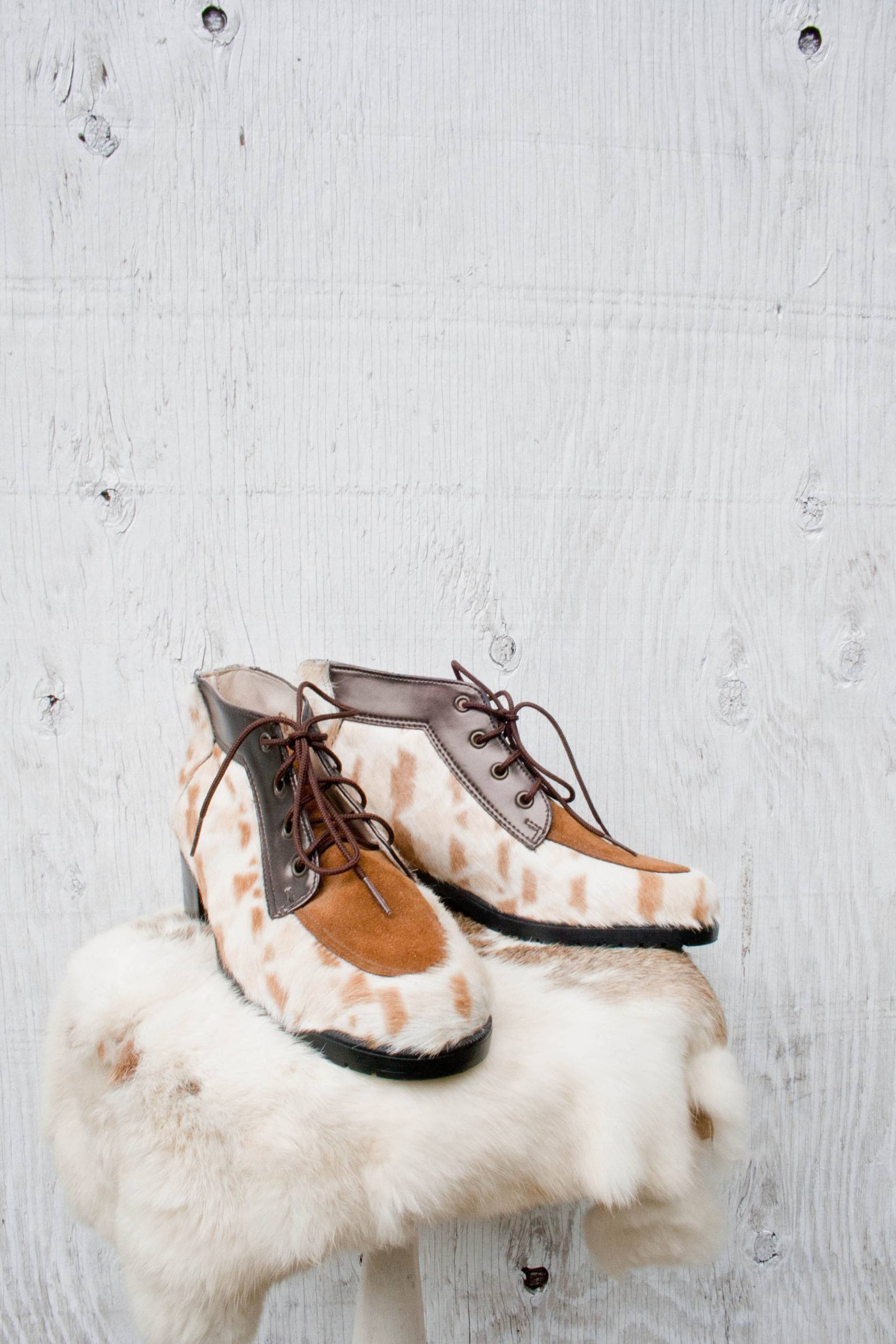 Nycole St-Louis Kuhfell Booties - Vintage Stiefeletten Braune Wildleder Schuhe Einzigartige Größe 6, 5 von AlchemillaMercantile