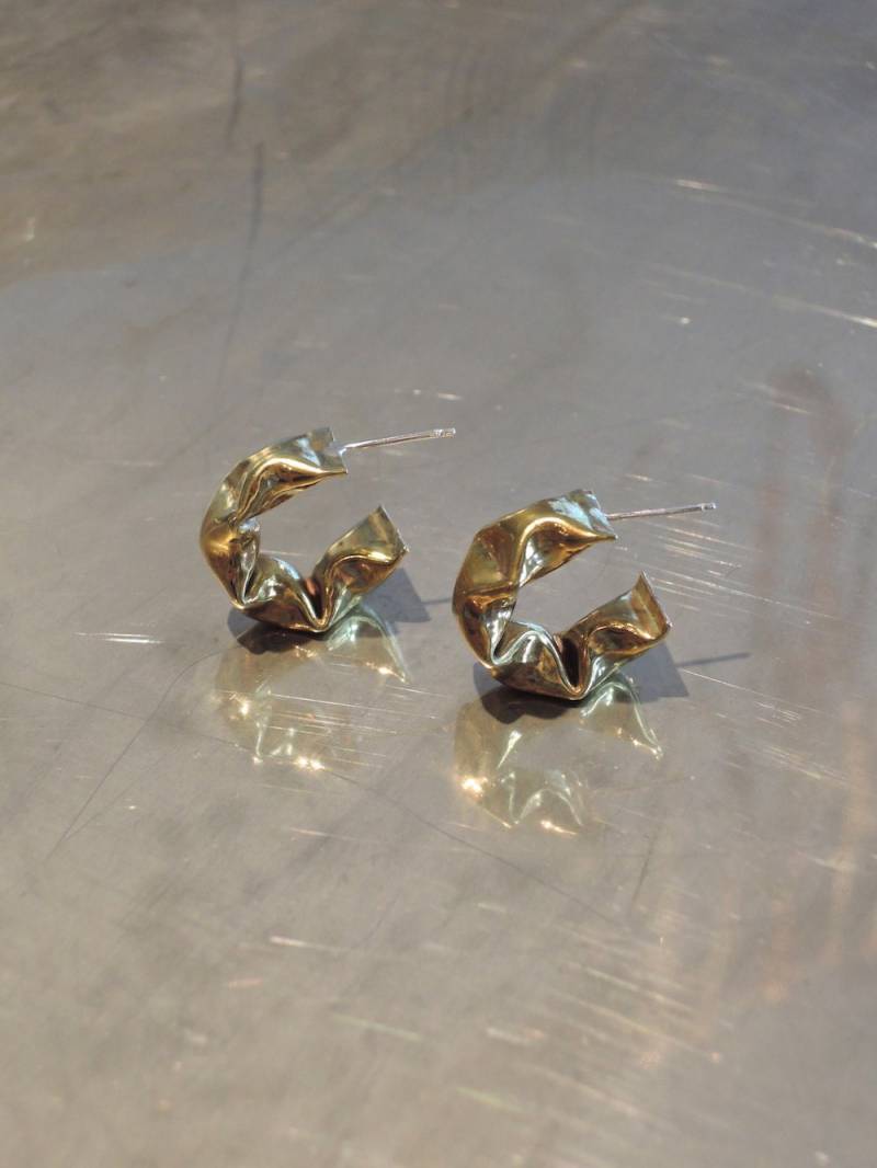 Puffy Goldene Halbcreolen Aus Messing Mit Silbernem Posten Puffy Goldene Halbcreolen Aus Messing Mit Silbernem Posten von Alchemllery