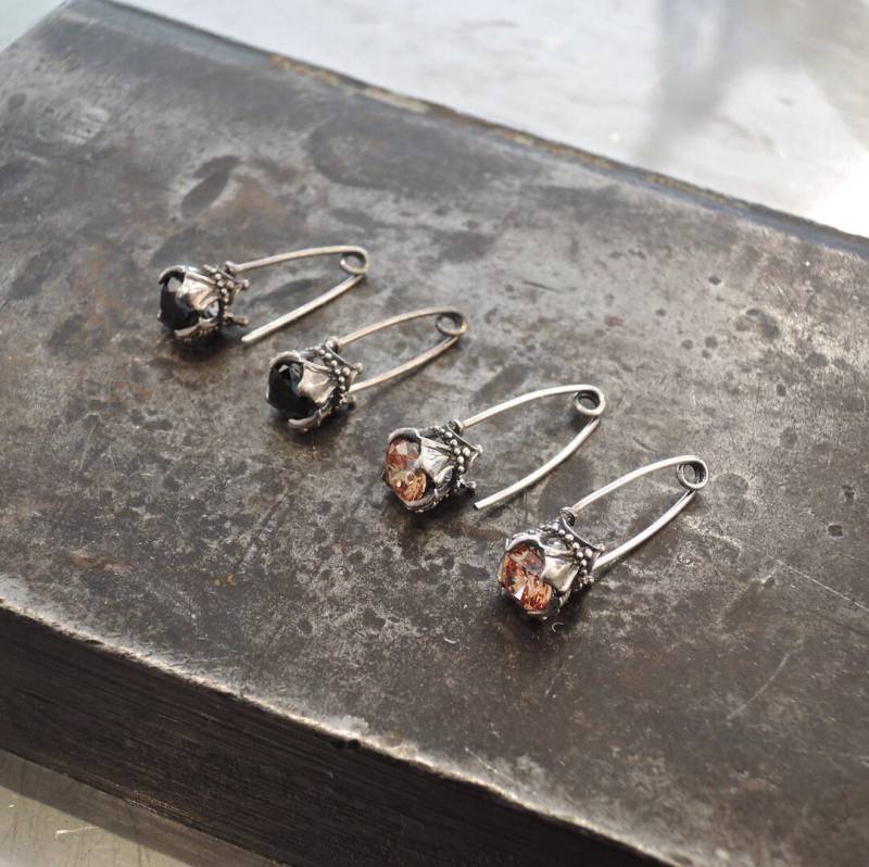 Unisex Single Sterling Silber Krone Ohrringe Brosche Pin Einzigartige Schwarz Champagner Rosa Lila von Alchemllery