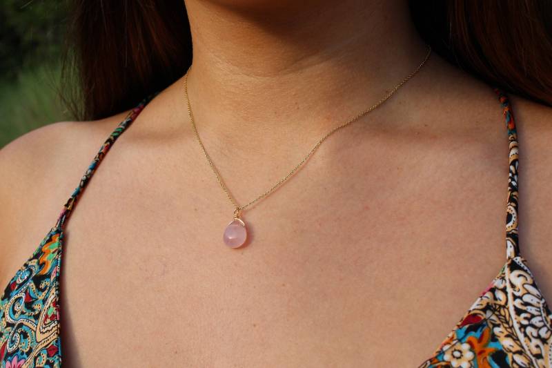 14 Karat Vergoldete Rosenquarz-Halskette, Kleiner Natürlicher Halbedelstein-Tropfenanhänger, Minimalistisch 14 Karat Vergoldete Rosenquarz-Halskette, Kleiner Natürlicher Halbedelstein-Tropfenanhänger, Minimalistisch von AlchemyByManon