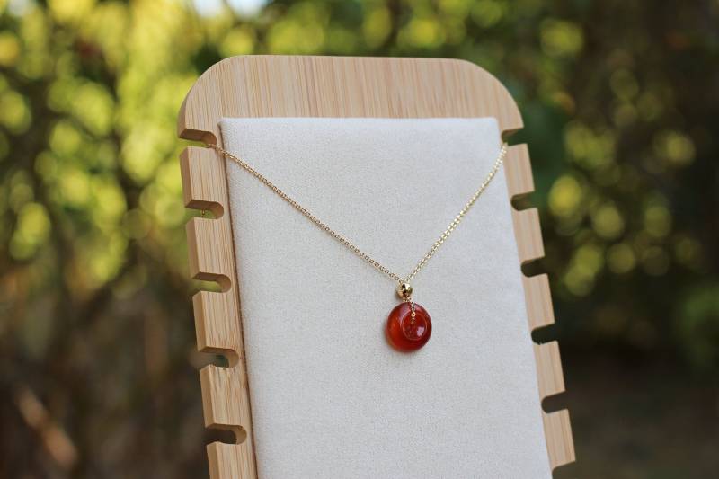 14 Karat Vergoldete Rote Achatkette Mit Rundem Anhänger Diut Pi Naturhalbedelstein von AlchemyByManon