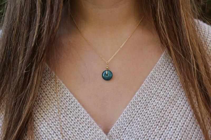 Achat Halskette Schaum 15mm Vergoldet 14K, Kleine Runde Anhänger Donut Pi Halbedelstein Minimalistisch von AlchemyByManon