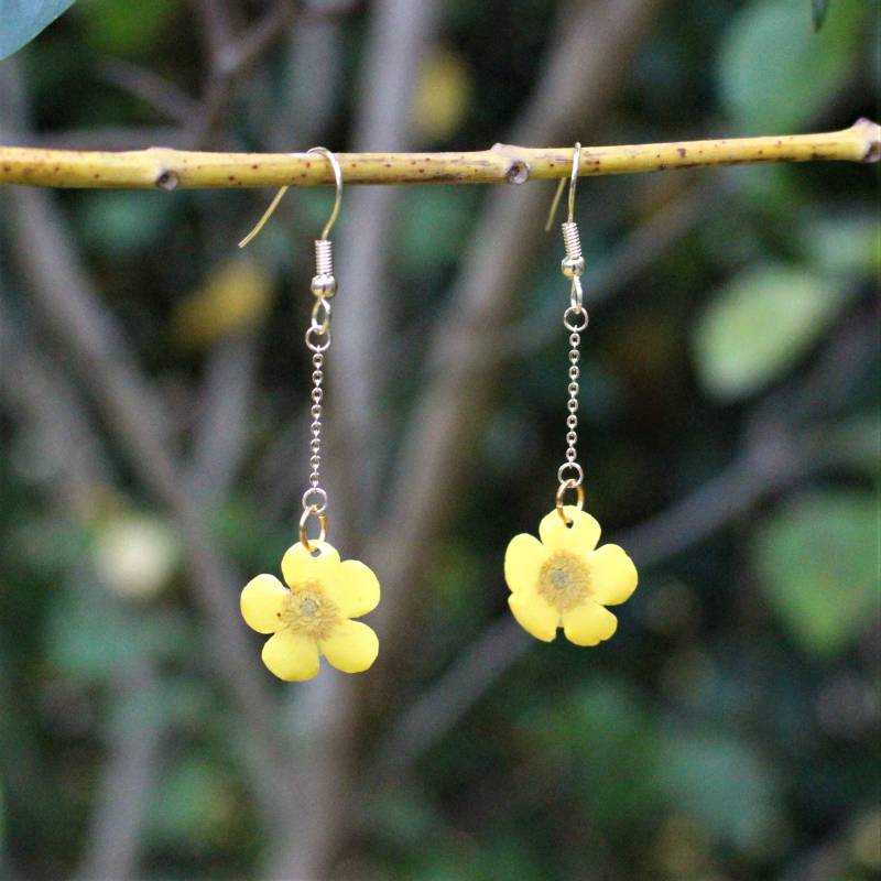 Goldknospen Echte Blumen Getrocknet Und in Harz Gepresst, Minimalistisch Vergoldet 14 Karat Baumelnde Ohrringe von AlchemyByManon