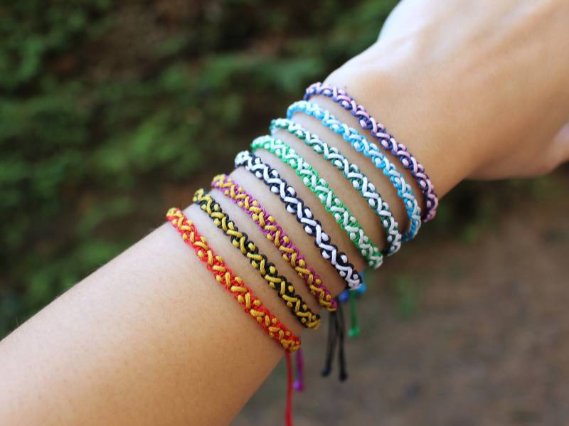 Handgeflochtenes Makramee-Armband Mit Farbfaden Verstellbar von AlchemyByManon