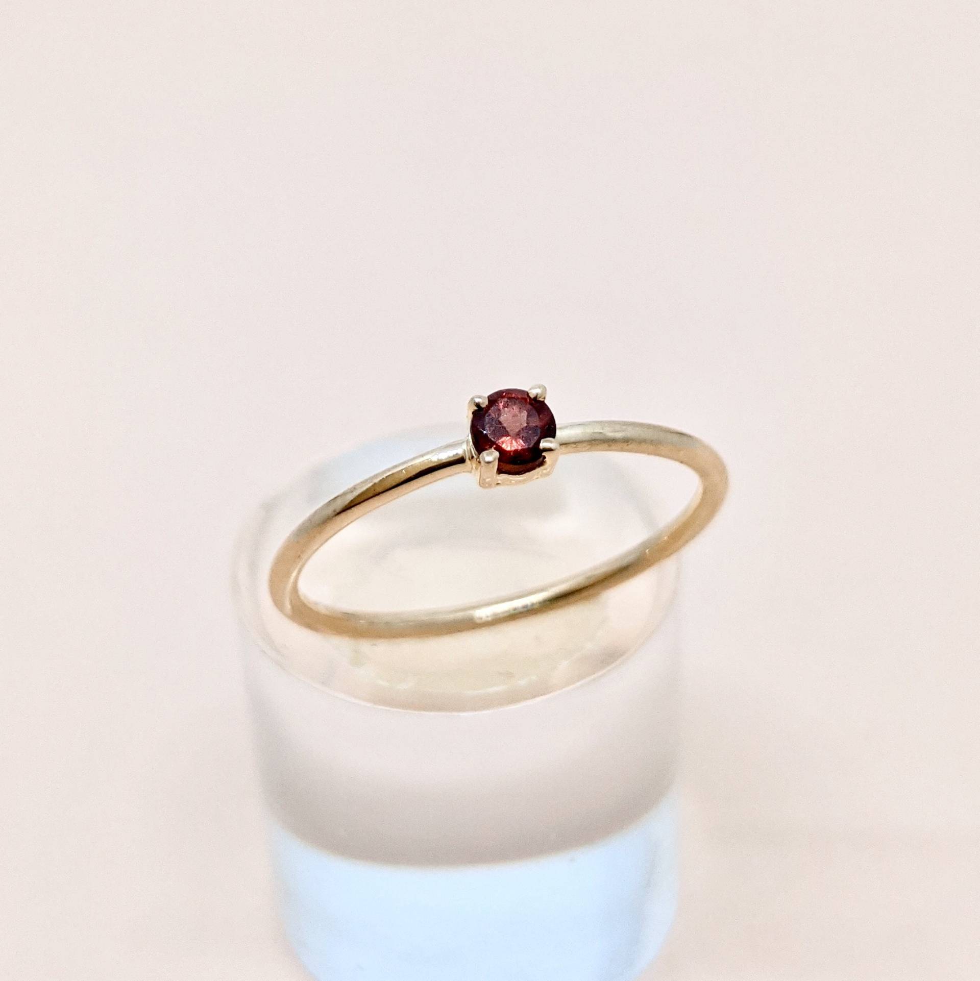 14K Gold Granat Ring Minimalist Goldring Zierliche Runde Solid Januar Birthstone Geburtstagsgeschenk Für Sie von AlchemyJewelryIN