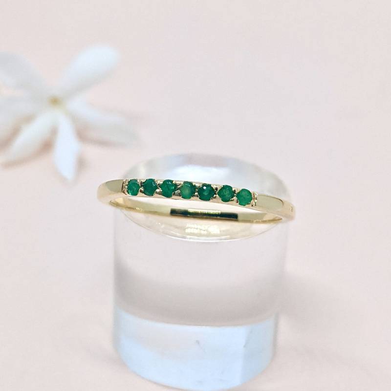 14K Gold Smaragd Ring Stapelbarer Minimal Goldring Feine Zierliche Massiv Mai Birthstone Geburtstag Geschenk Jubiläum von AlchemyJewelryIN
