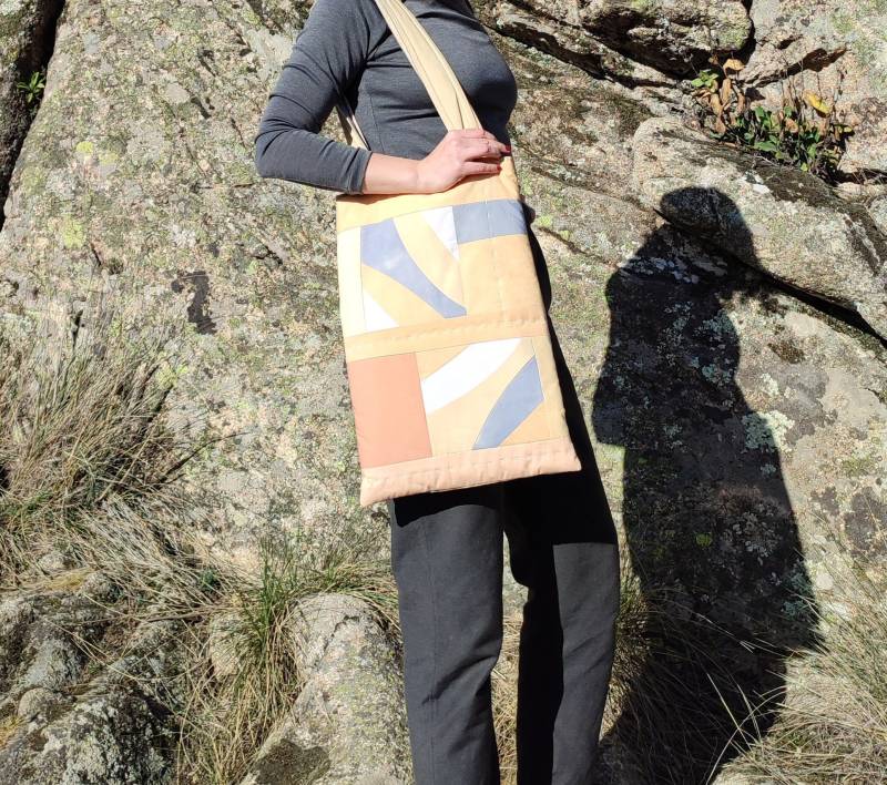 Handgequiltete Patchwork-stofftasche Natürlich Pflanzengefärbte Upcycling-Einkaufstasche Handgequiltete Patchwork-stofftasche Natürlich Pflanzengefärbte Upcycling-Einkaufstasche von AleatorioDesigns