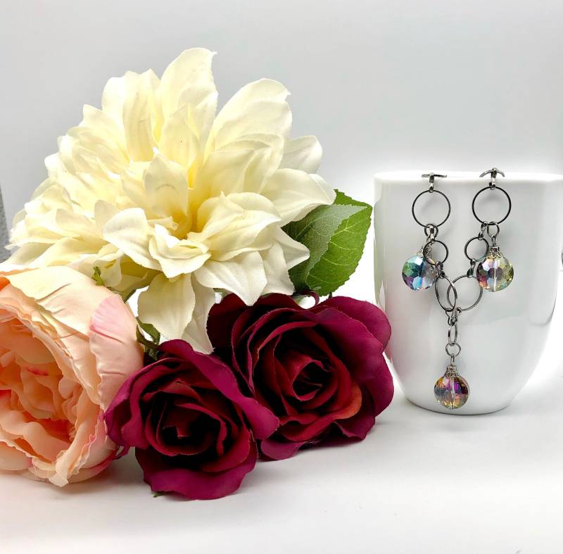 Schillernde Glaskugeln An Einer Zarten Collier Kette Schillernde Glaskugeln An Einer Zarten Collier Kette von AleciaMarieDesigns