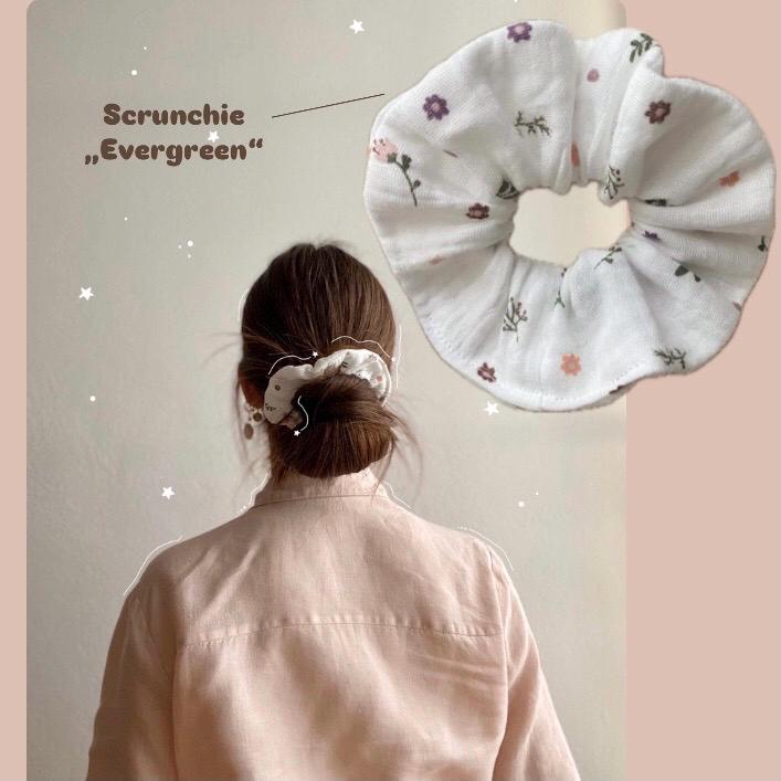 Blümchen Muster | Stilvoll & Schonend Für Jede Haarstruktur Liebevoll Handgefertigter Musselin Scrunchie "Evergreen" von AlehaLabel
