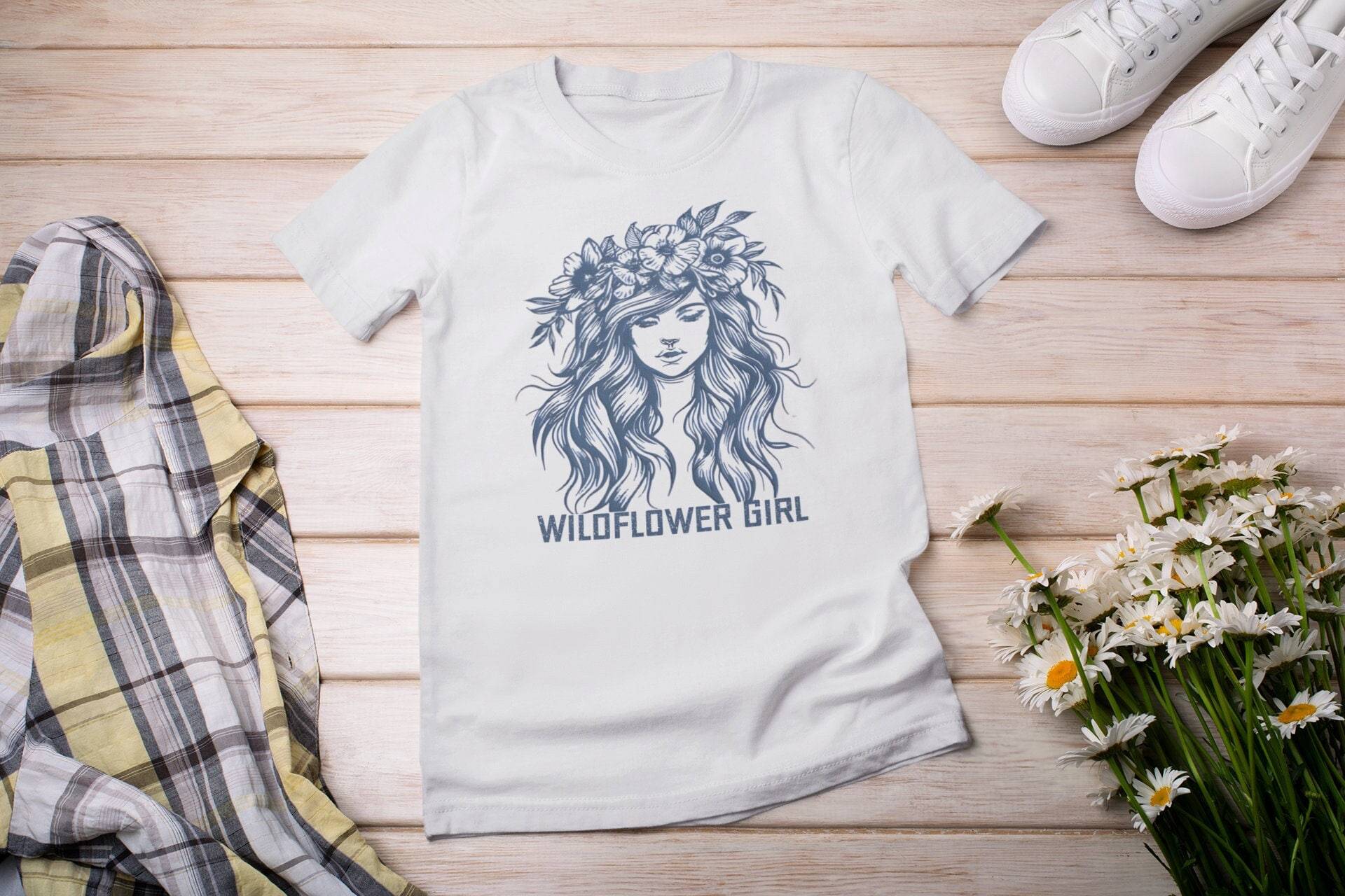 Wildflower Girl T-Shirt, Nature Lover Shirt, Boho Chic Floral Crown Summer Vibes Natural Beauty Flower Shirt von AlejandroXboutique