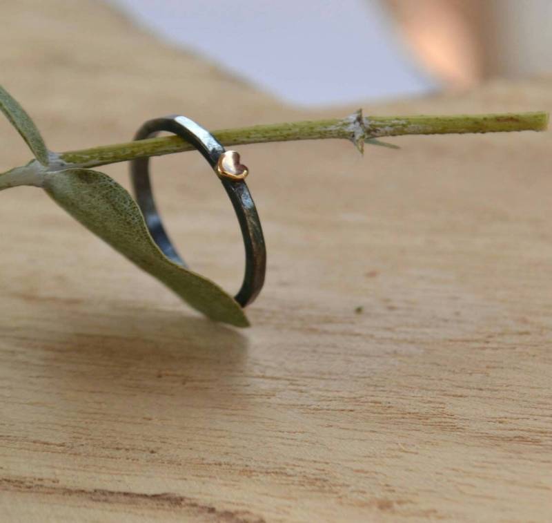 Minimale Oxidierte Silberring, Statement-Ring, Herzring, Kleine Silberring Mit Gold Herz, Ring Für Die Braut Minimale Oxidierte Silberring, Statement-Ring, Herzring, Kleine Silberring Mit Gold Herz, Ring Für Die Braut von Alejodissenysjoies