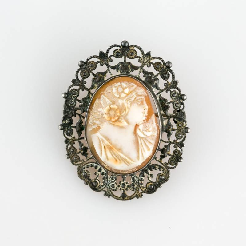 Edwardian Cameo Shell Brosche Mädchen Mit Locken Und Blumen in Sterling Silber Rahmen Um 1900 Wedgewood Inspiriert Kamee von AleksJewelry