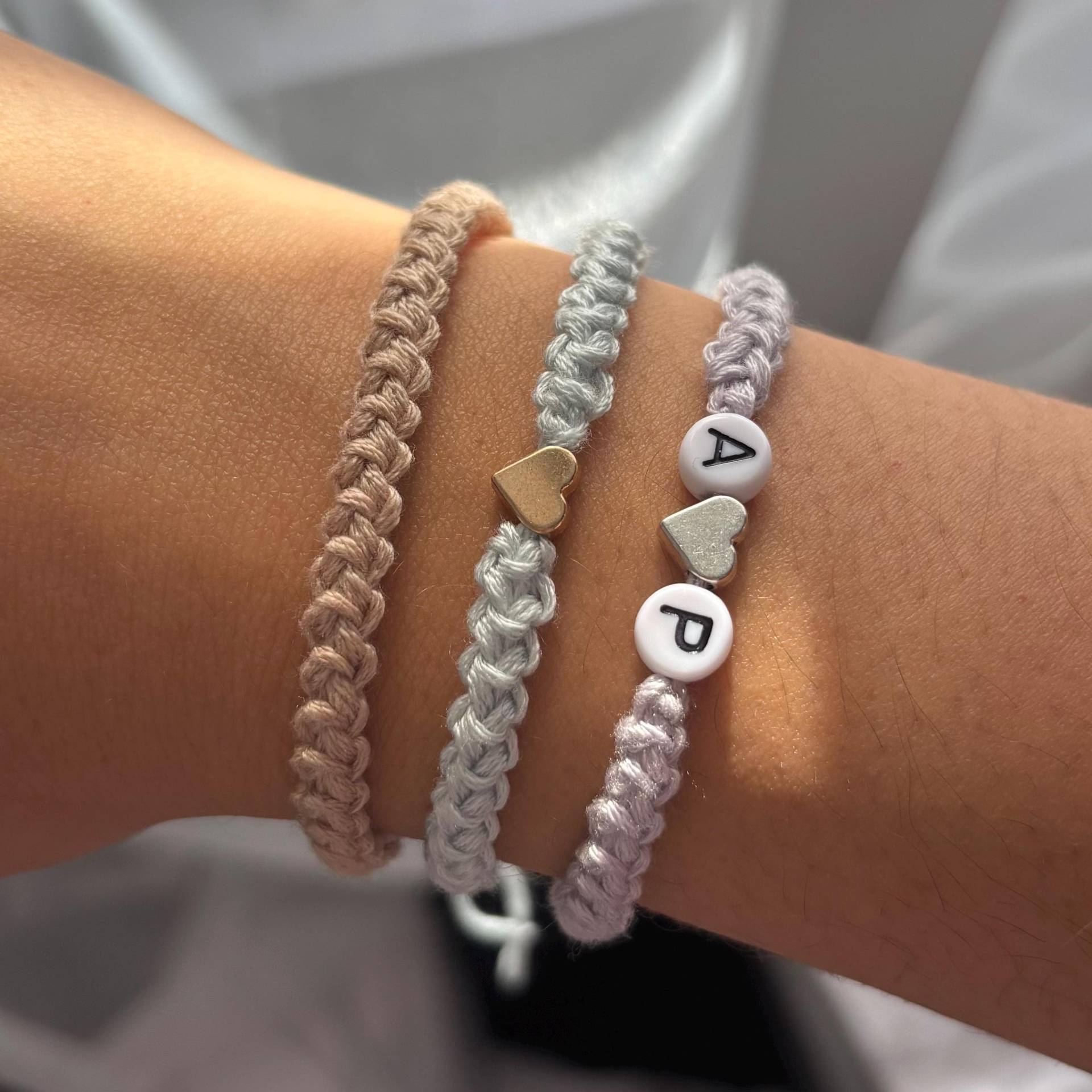 Personalisierbares Freundschaftsarmband - Makramee Armbänder Mit Herz & Initialen Handgemachte Geschenke Für Paare, Freundinnen, Familie Personalisierbares Freundschaftsarmband - Makramee Armbänder Mit Herz & Initialen Handgemachte Geschenke Für Paare, Freundinnen, Familie von Alescreation
