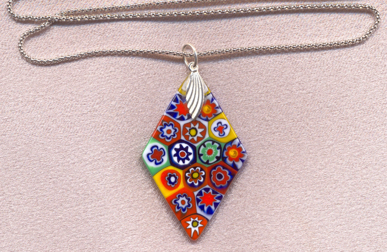 Millefiori Murano Glas Diamantförmiger 48x30mm Anhänger Mit Silber Blatt Design Und Sterling 18 Zoll Kette Millefiori Murano Glas Diamantförmiger 48x30mm Anhänger Mit Silber Blatt Design Und Sterling 18 Zoll Kette von AlessandrosDesigns
