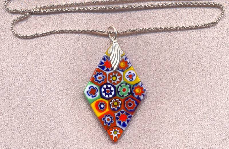 Millefiori Murano Glas Diamantförmiger 48x30mm Anhänger Mit Silber Blatt Design Und Sterling 18 Zoll Kette Millefiori Murano Glas Diamantförmiger 48x30mm Anhänger Mit Silber Blatt Design Und Sterling 18 Zoll Kette von AlessandrosDesigns