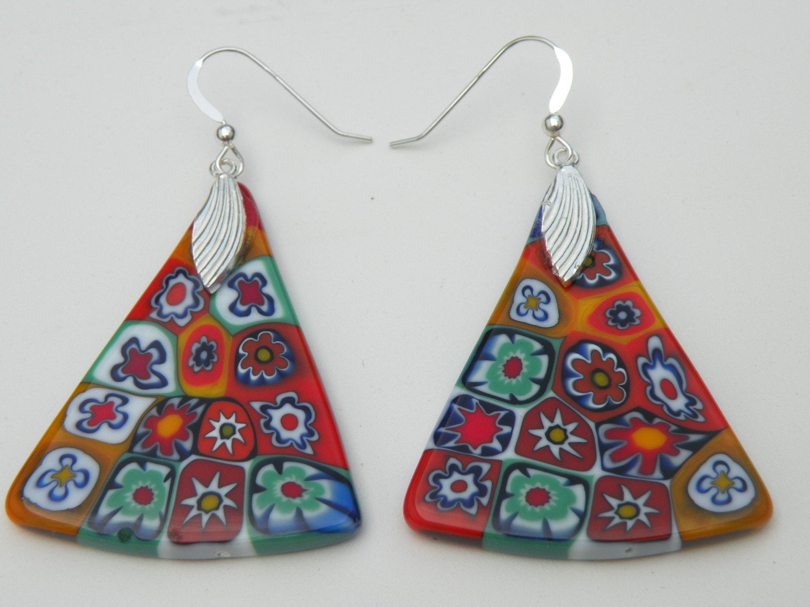 Millefiori Murano Glas Ohrringe; Handgemachte, Feinste Mehrfarbige Mosaik-Canes, Glattes Finish, Leichte Große 40x32mm Dreiecksform Millefiori Murano Glas Ohrringe; Handgemachte, Feinste Mehrfarbige Mosaik-Canes, Glattes Finish, Leichte Große 40x32mm Dreiecksform von AlessandrosDesigns